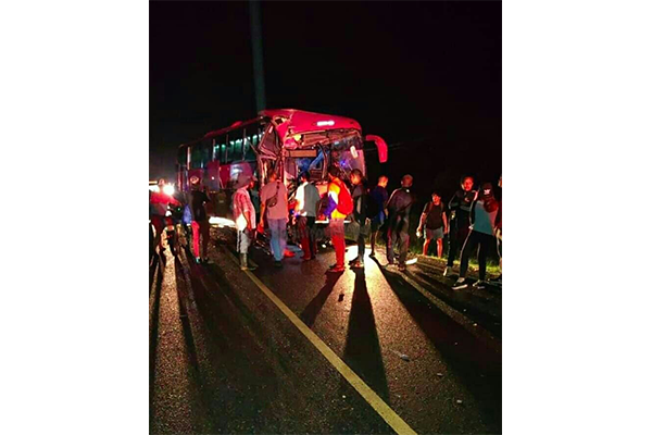 Aparatoso accidente entre bus y tráiler deja una persona grave