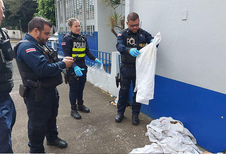 Policía recupera uniformes del Tránsito que indigente 'encontró en un basurero'