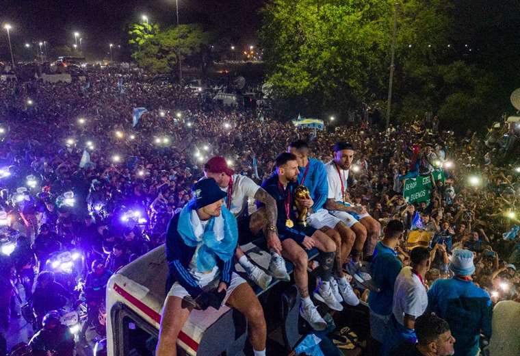 Con Messi en cabeza, los campeones del mundo llegan como héroes a Argentina