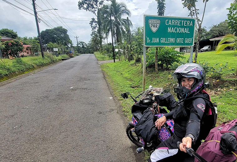 Motociclista colombiana hace parada en Costa Rica en su viaje por América