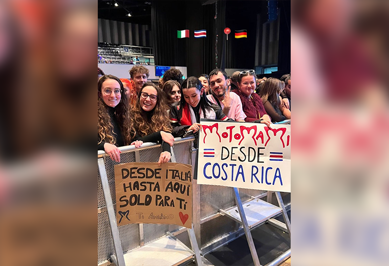 “¡Motomami desde Costa Rica!”: Rosalía pausa concierto en Alemania para saludar a ‘fan’ tica