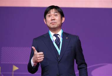 Técnico de Japón en el sorteo de Catar 2022.