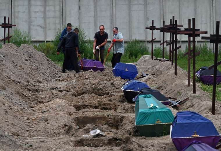 Bucha, ciudad mártir de Ucrania, entierra a sus muertos no identificados