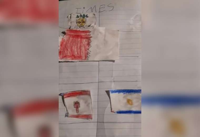 Niño conmueve al mundo: dibuja su propio álbum del Mundial por falta de dinero