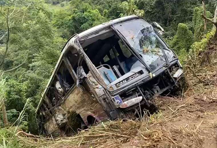 Extracción de bus accidentando en Cambronero