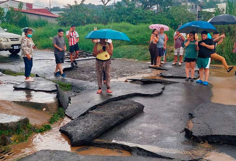 Vecinos de Desamparados reportan afectaciones por lluvias esta tarde