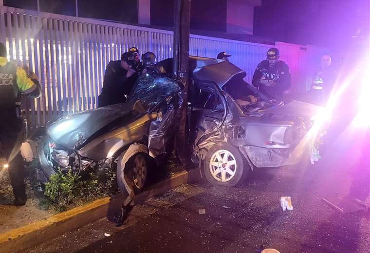Hombre muere tras chocar carro contra poste en San Pedro