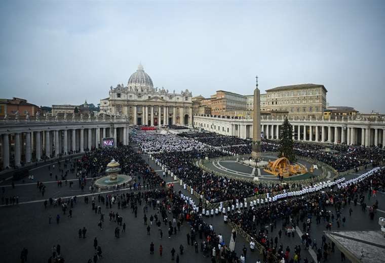 Papa Francisco da su último adiós a Benedicto XVI ante miles de fieles