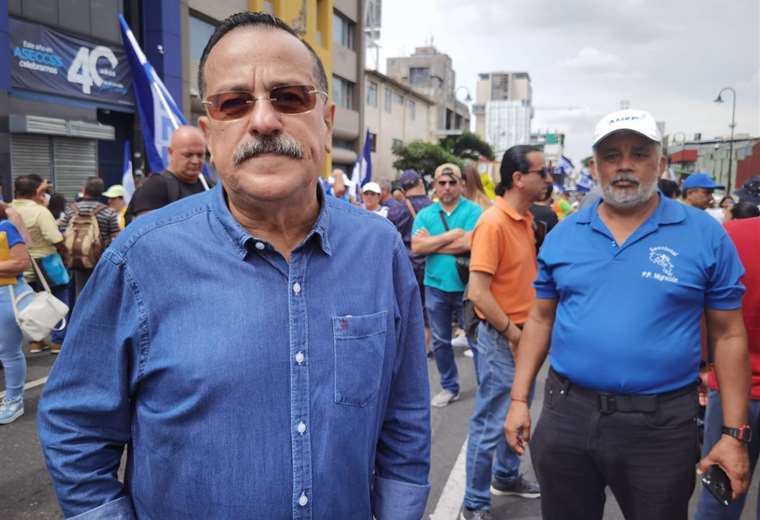 Universidades, sindicatos y colectivos toman calles de San José en marcha a Casa Presidenc