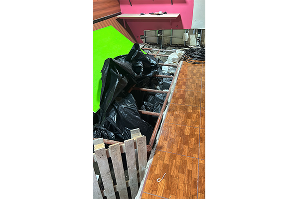 Decomisan media tonelada de cocaína en bodega que tenía sistema de túneles y fosas.
