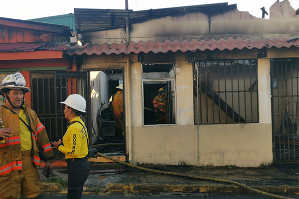 Candela encendida pudo ser la causa del incendio en el que murió un hombre en Alajuela