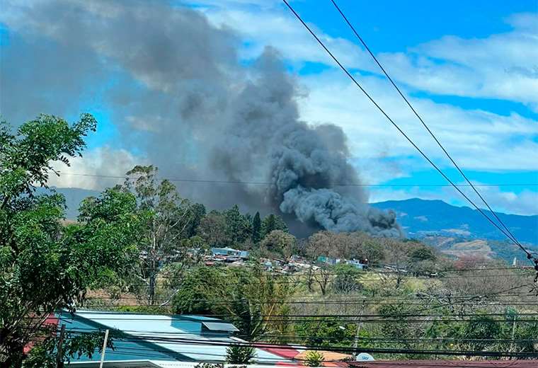 Incendio en precario 'Los Huevitos': Bomberos reportan al menos 10 casas envueltas en llam