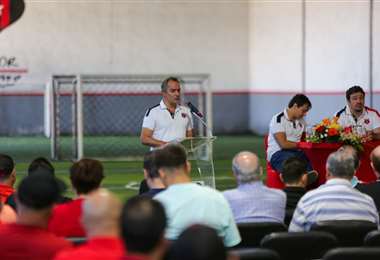 Joseph Joseph durante la asamblea de la Liga.