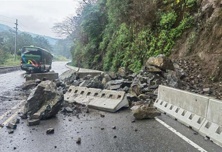 Caída de piedras obliga al MOPT a cerrar paso por Cambronero