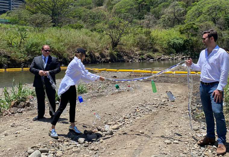 PNUD inaugura primera barda para pescar basura en el Río Virilla