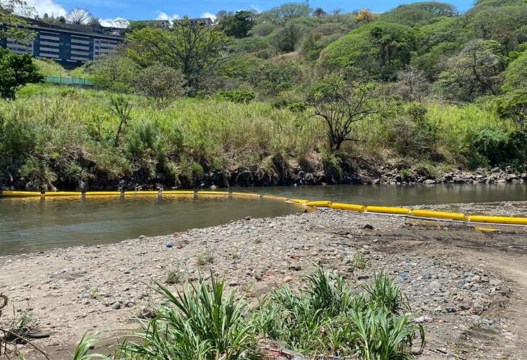 PNUD inaugura primera barda para pescar basura en el Río Virilla