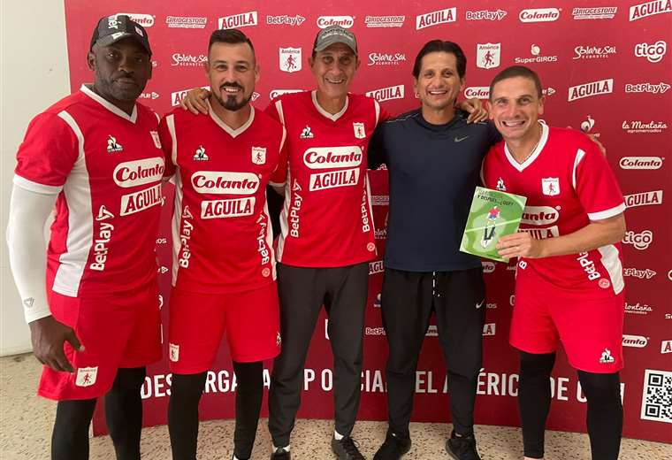 Rónald González junto al cuerpo técnico del América de Cali.