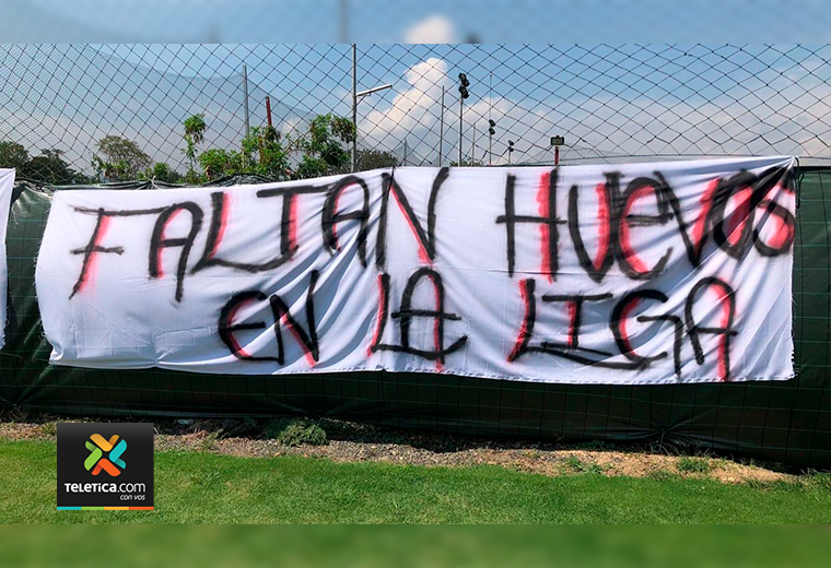 Manudos llenaron de pancartas el CAR