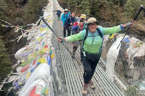 Ticas adultas mayores camino a campo base del Everest
