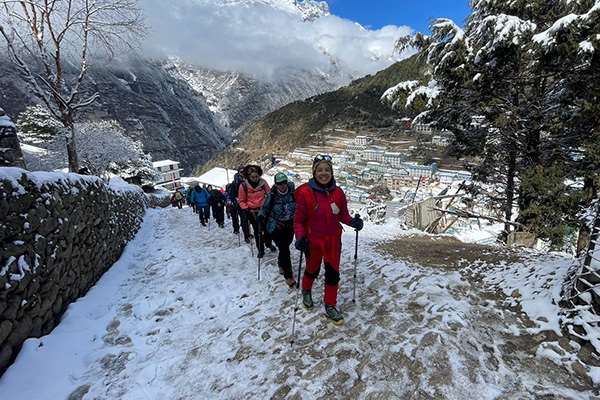 Ticas adultas mayores camino a campo base del Everest