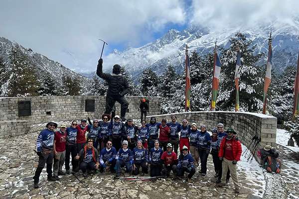 Ticas adultas mayores camino a campo base del Everest