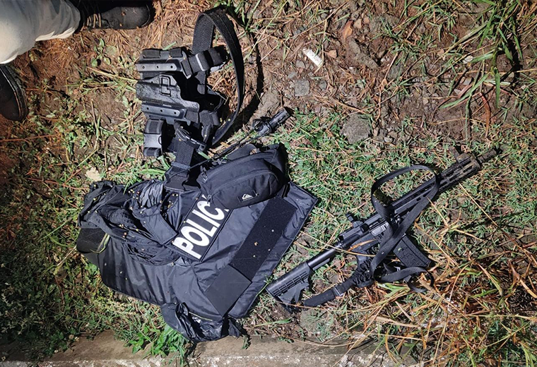 Hallan fusiles de asalto, chalecos policiales, droga y dólares a sospechosos de tumbonazo