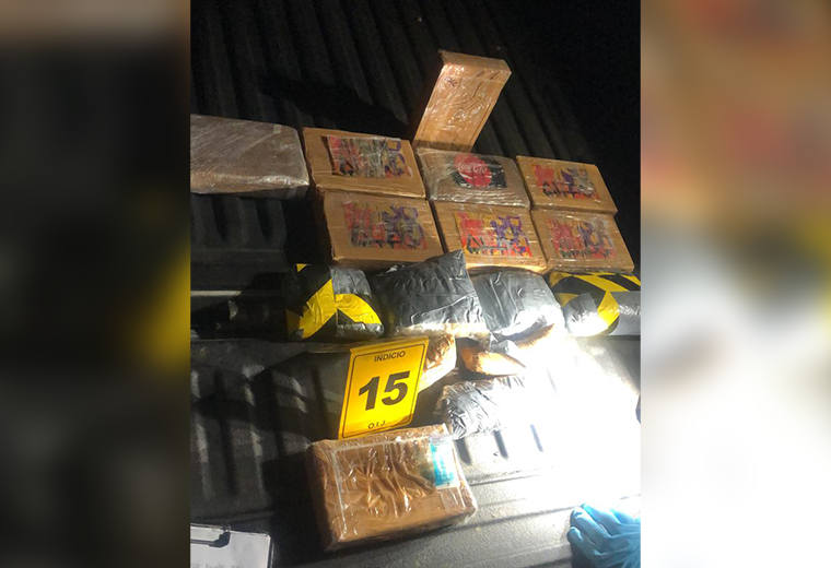 Hallan fusiles de asalto, chalecos policiales, droga y dólares a sospechosos de tumbonazo