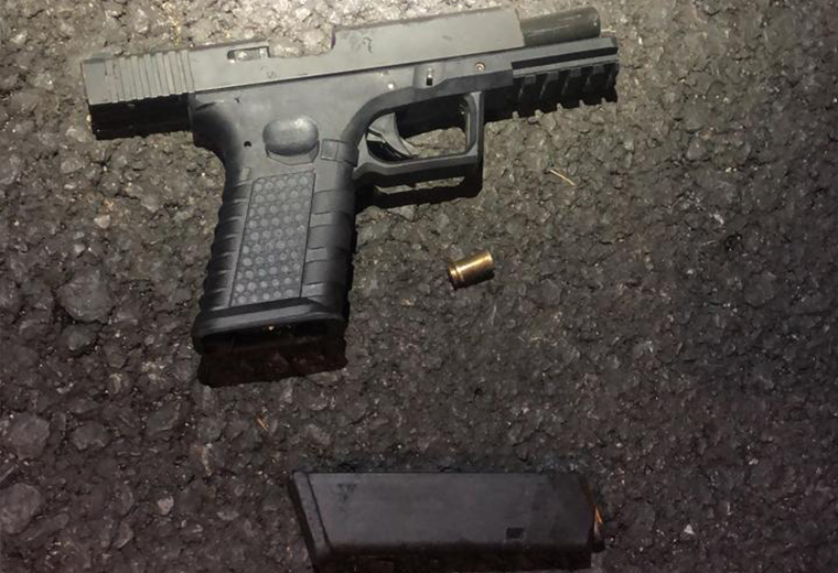 Hallan fusiles de asalto, chalecos policiales, droga y dólares a sospechosos de tumbonazo