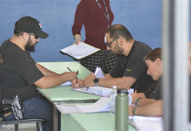 Allanan escuela en Alajuelita por aparente malversación de fondos