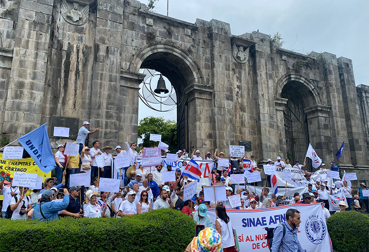 Marcha pacífica por la construcción del hospital de Cartago