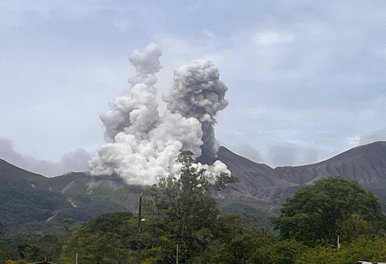 Nueva erupción del Volcán Rincón de la Vieja supera los 1.500 metros de altura