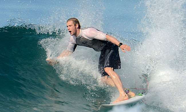 chris-hemsworth-surfing