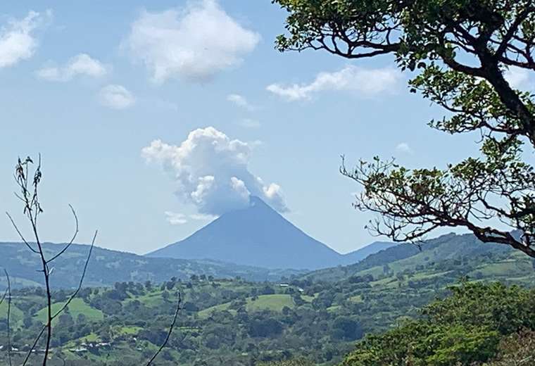 Volcán Arenal y Rincón de la Vieja registran erupciones en las últimas horas