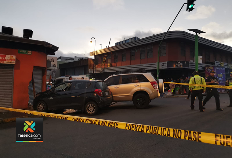 Vendedor de periódico queda grave tras ser golpeado por carros que chocaron en San José