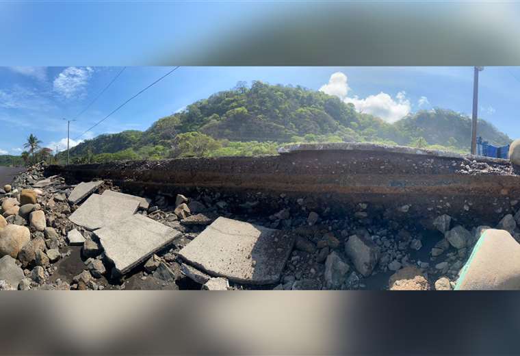 Fuerte oleaje se come la carretera en Caldera y Esterillos