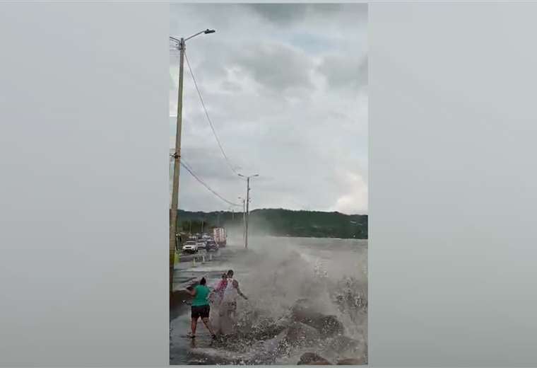 Fuerte oleaje se come la carretera en Caldera y Esterillos