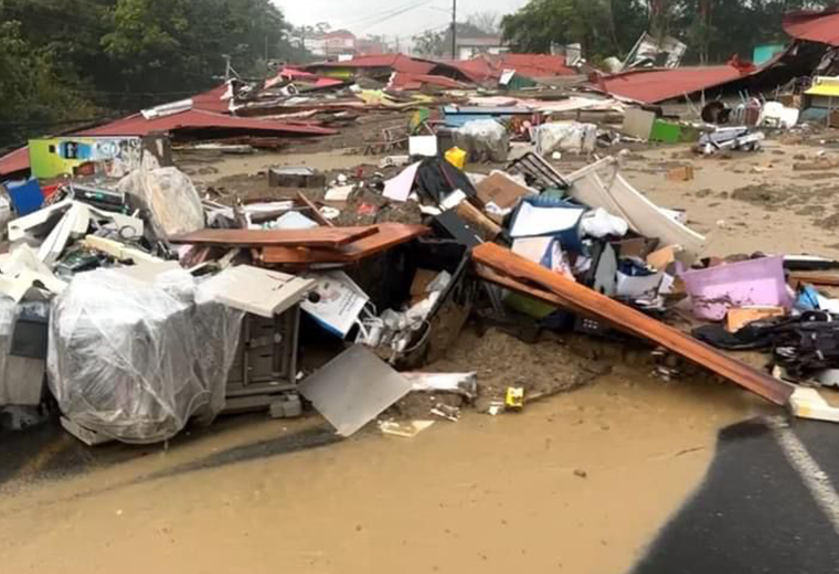 Gigantesca cabeza de agua deja destrozos en Aguas Zarcas