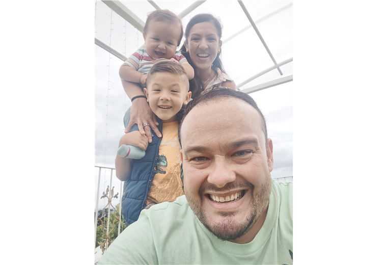 Niños arcoíris: Ronny Jiménez junto a su esposa Karoll Argüello e hijos