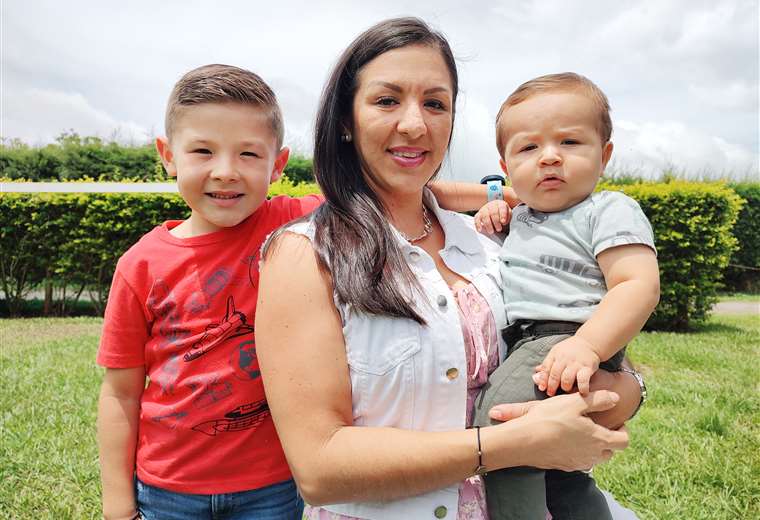 Niños arcoíris: Ronny Jiménez junto a su esposa Karoll Argüello e hijos