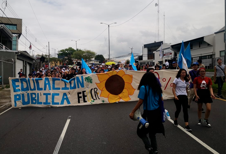 Universitarios protestan por el FEES: Están violentando la educación pública