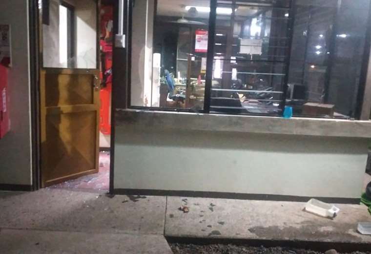 Guarda sobrevive a balacera tras enfrentar a delincuentes que robaban cajero automático