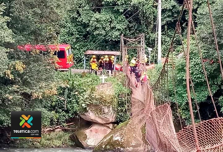 Siete bomberos heridos tras caída de puente en Cartago!