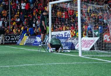 Personeros de Alajuelense midieron el arco. Foto: Juan Manuel Quirós 