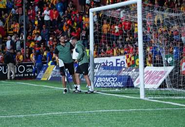 Personeros de Alajuelense midieron el arco. Foto: Juan Manuel Quirós 