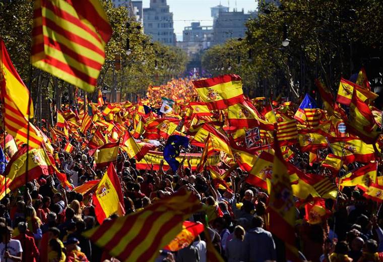 "Cataluña es España", revindica una multitud en las calles de Barcelona