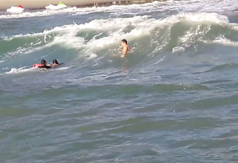 Guardacostas rescataron a dos surfistas que fueron arrastrados por fuerte oleaje en el Pacífico