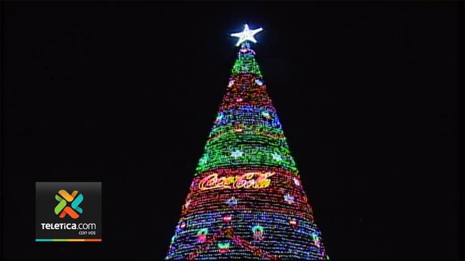 La Sabana ilumina la navidad con un árbol de más de 30 metros de altura |  Teletica