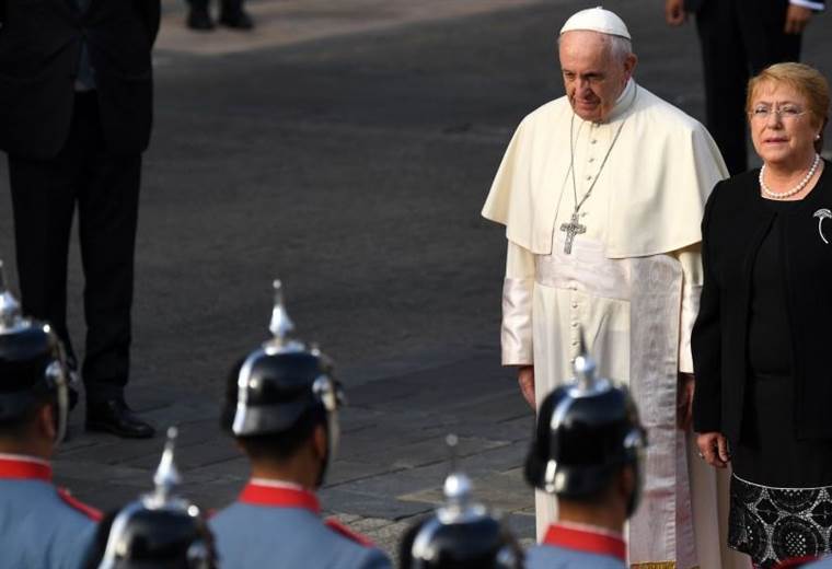 El papa Francisco pidió "perdón" y dijo sentir "vergüenza" por abusos sexuales de Iglesia en Chile