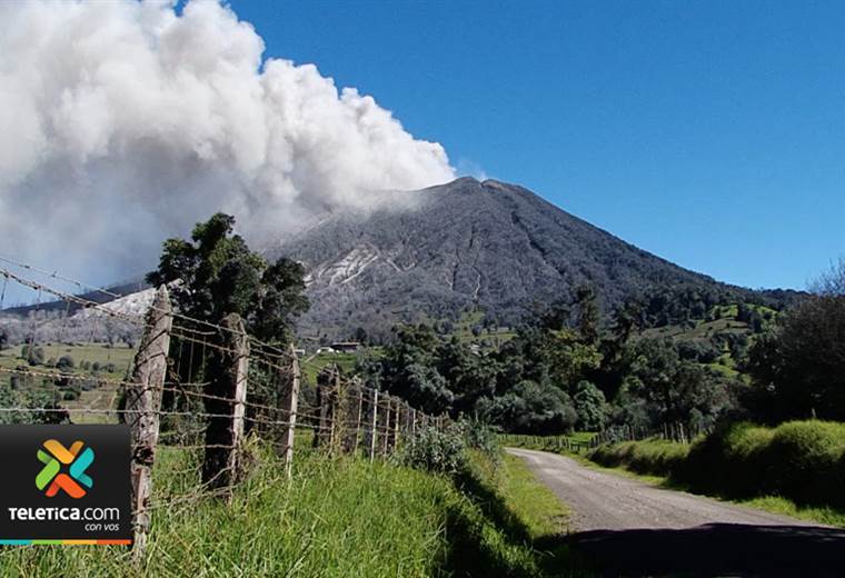 Volcán Turrialba hizo dos nuevas erupciones de ceniza en las últimas horas
