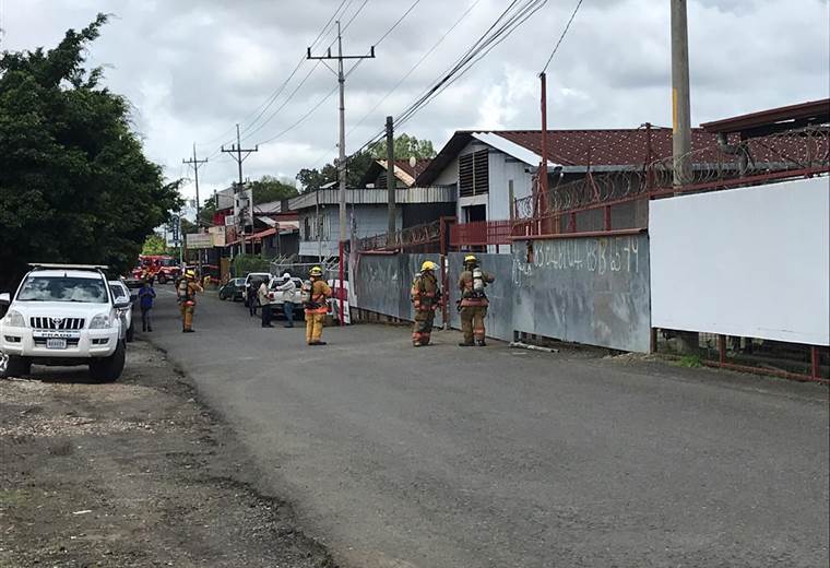 Bomberos atienden nuevo incidente con combustible extraído ilegalmente de poliducto en Alajuela